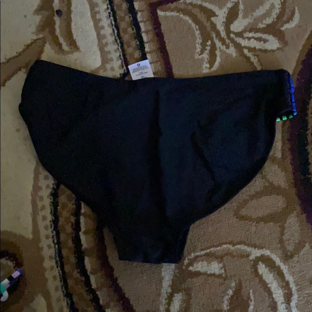 A bathing suit - Picture 3 of 4